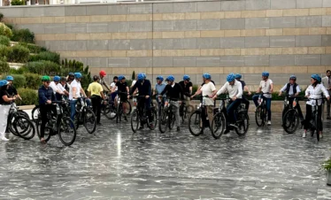 Professional safety briefing for corporate cycling event at Rabat Bike Tours.